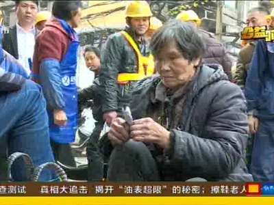 长沙市民解囊捐助受骗擦鞋老人