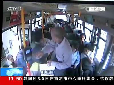 [视频]孕妇公交车上临产 众人爱心相助