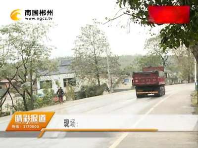 郴州：货车刹车单边撞向客车 司机被卡驾驶舱