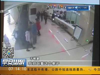 [视频]烟台：老人摔倒 “箭步哥”3秒救人