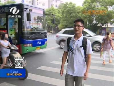 公交司机礼让行人 获行人竖拇指点赞 