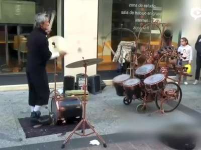 [视频]实拍开挂街头艺术 高手隔空打鼓看呆路人