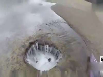 [视频]美国惊现神秘水洞 湖水一到夏天就被莫名吸干
