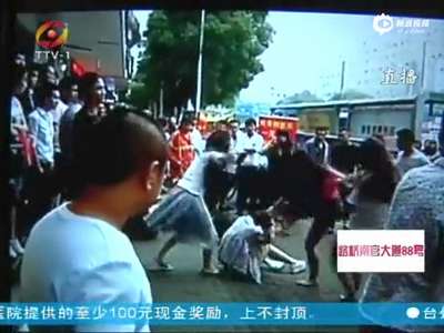 [视频]实拍妈妈推婴儿车碰到女子 全家被4名大汉暴打