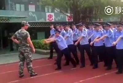 [视频]实拍顺拐王军训中尴尬全场 后面队友憋出内伤