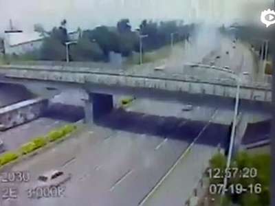 [视频]台起火游览车监控曝光 ：车头起浓烟后撞向护栏
