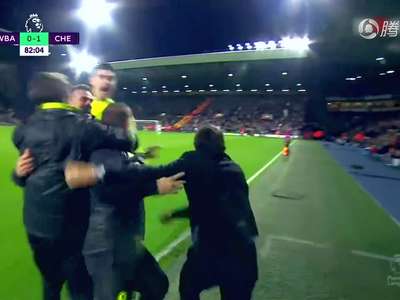 [视频]切尔西冠了！孔蒂狂喜飞扑拥抱助手 狂奔冲入球场