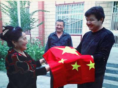 [视频]新疆各族干部群众心向党｜伊萨兰·达吾提：绣出我的感恩心