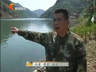 益阳：小车冲出路面坠入资江 武警挺身而出救起四人