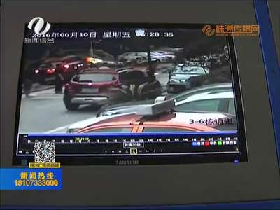 株洲：小车被堵了退路 车主愤怒撞车