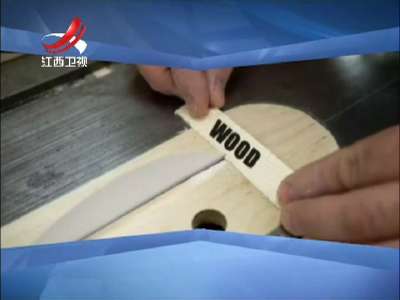 [视频]手法高超 变纸为刀 牛人用纸锯断木头