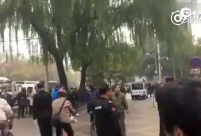 [视频]王宝强离婚案现场有人闹事 大喊“王宝强是人渣”