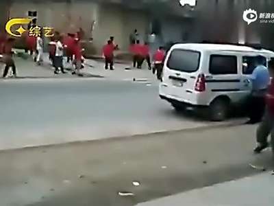 [视频]实拍迎亲队伍路中相遇各不相让 互射烟花激战