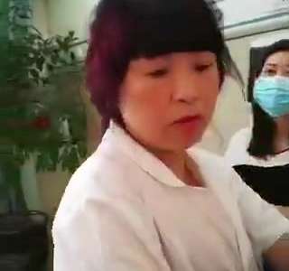 [视频]女医生让清洁工给患者麻醉：我们医院就这条件