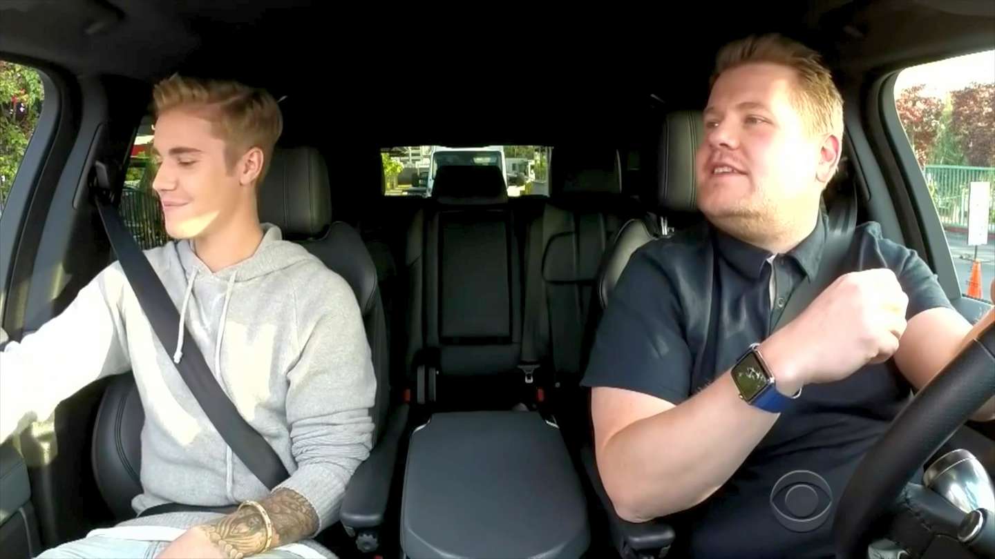 詹姆斯·柯登和比伯唱歌