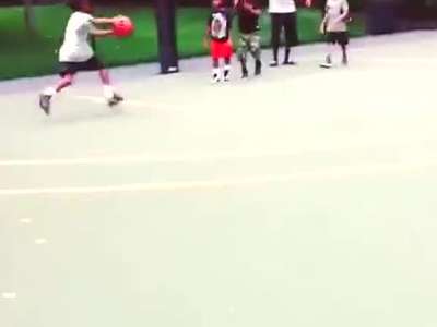 天之骄子!詹姆斯 饶有兴致 拍摄儿子扣篮_百度影