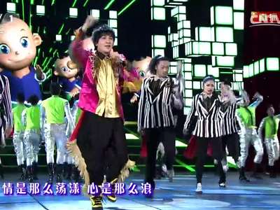 <em>鸡排妹</em>年初三卖奶签唱 走音落拍只为娱乐大家