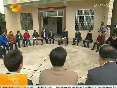 徐守盛在衡东县堰桥村与村民代表座谈