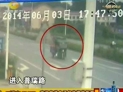 长沙望城区：男子强行撬锁偷摩托车 天网视频锁定