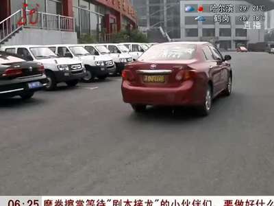 [视频]实拍男子试驾宝马跑车失控撞拖车倒立空中