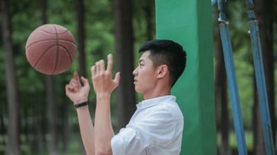 "暖心班长"王金武篮球照曝光 帅气颜值神似吴亦凡