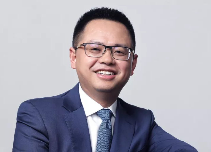 初见陈德力的人,都会觉得这是一个憨厚而爱找乐的人.